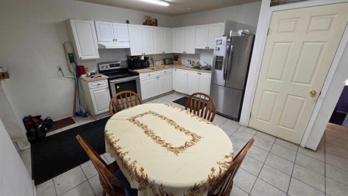 155 Applefield Close Se, Calgary, AB - Indoor Photo Showing Kitchen