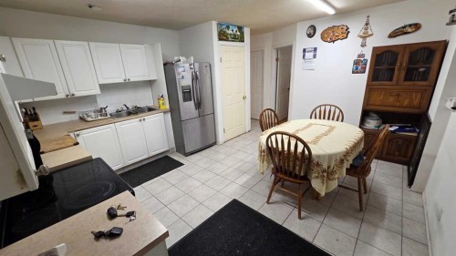 155 Applefield Close Se, Calgary, AB - Indoor Photo Showing Kitchen With Double Sink