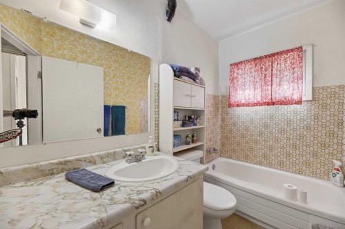 1701 18 Avenue, Didsbury, AB - Indoor Photo Showing Bathroom