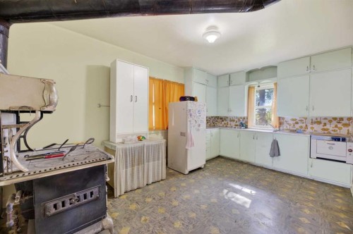 1701 18 Avenue, Didsbury, AB - Indoor