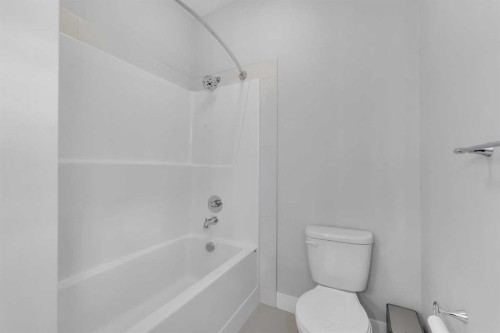 81 Carringvue Manor Nw, Calgary, AB - Indoor Photo Showing Bathroom