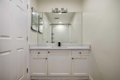 610 Strathcona Drive Sw, Calgary, AB - Indoor Photo Showing Bathroom