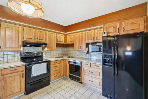 13 Tipton Place Nw, Calgary, AB - Indoor Photo Showing Kitchen