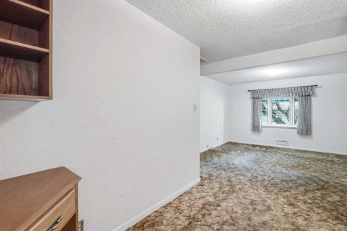 13 Tipton Place Nw, Calgary, AB - Indoor Photo Showing Other Room