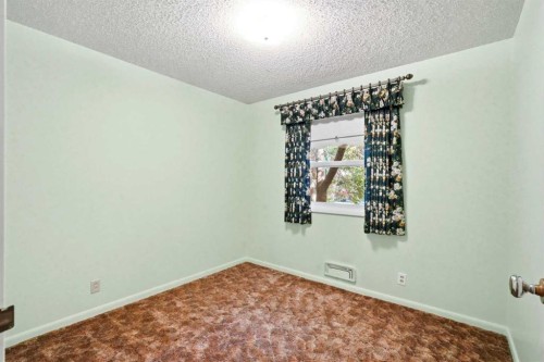 13 Tipton Place Nw, Calgary, AB - Indoor Photo Showing Other Room