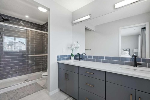 578 Masters Road Se, Calgary, AB - Indoor Photo Showing Bathroom