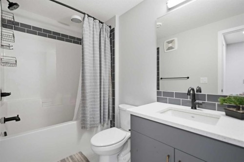 578 Masters Road Se, Calgary, AB - Indoor Photo Showing Bathroom