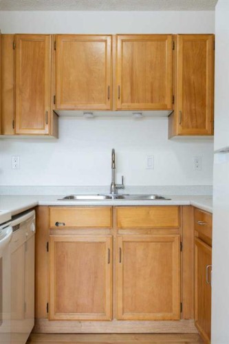 23-420 Grier Avenue Ne, Calgary, AB - Indoor Photo Showing Kitchen