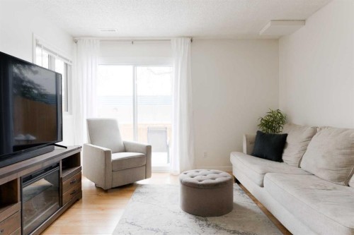 23-420 Grier Avenue Ne, Calgary, AB - Indoor Photo Showing Living Room