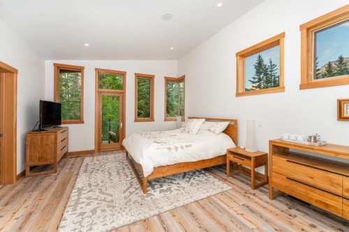 501 5 Street, Canmore, AB - Indoor Photo Showing Bedroom