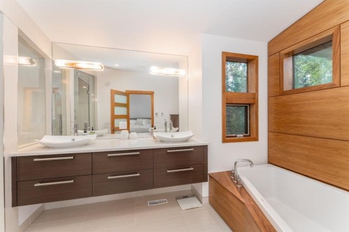 501 5 Street, Canmore, AB - Indoor Photo Showing Bathroom