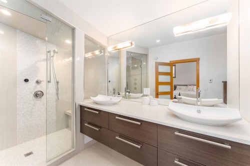 501 5 Street, Canmore, AB - Indoor Photo Showing Bathroom