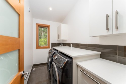 501 5 Street, Canmore, AB - Indoor Photo Showing Laundry Room