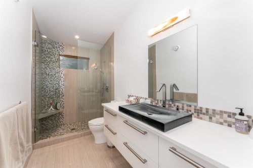 501 5 Street, Canmore, AB - Indoor Photo Showing Bathroom