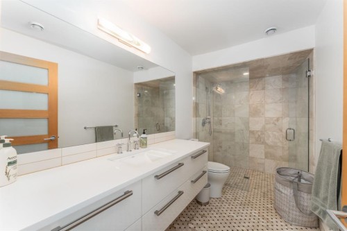 501 5 Street, Canmore, AB - Indoor Photo Showing Bathroom