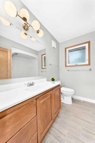 2808 Brecken Road Nw, Calgary, AB - Indoor Photo Showing Bathroom