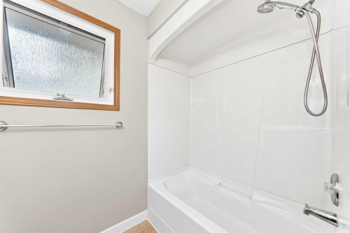 2808 Brecken Road Nw, Calgary, AB - Indoor Photo Showing Bathroom