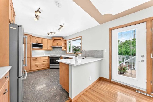 2808 Brecken Road Nw, Calgary, AB - Indoor Photo Showing Kitchen