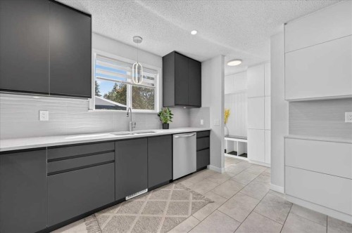 39 Midridge Gardens Se, Calgary, AB - Indoor Photo Showing Kitchen