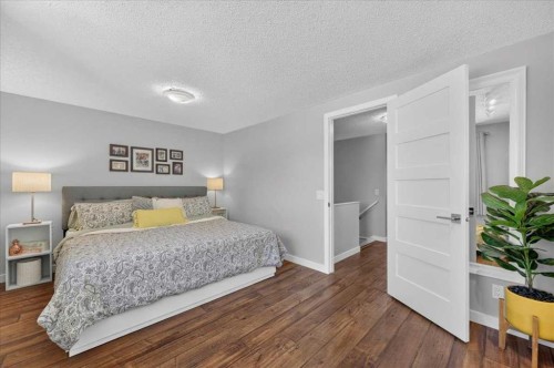 39 Midridge Gardens Se, Calgary, AB - Indoor Photo Showing Bedroom