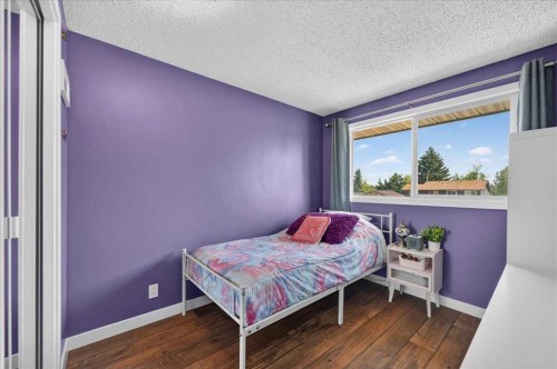 39 Midridge Gardens Se, Calgary, AB - Indoor Photo Showing Bedroom