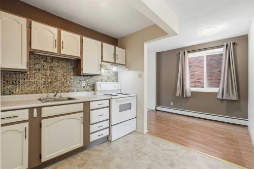 655 4 Avenue Ne, Calgary, AB - Indoor Photo Showing Kitchen