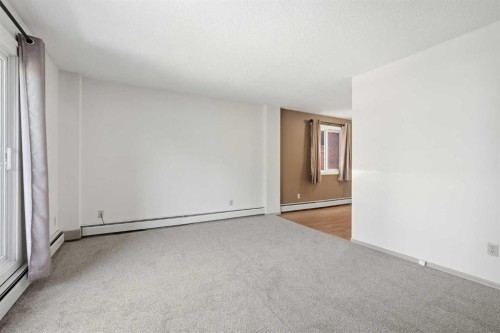 655 4 Avenue Ne, Calgary, AB - Indoor Photo Showing Other Room