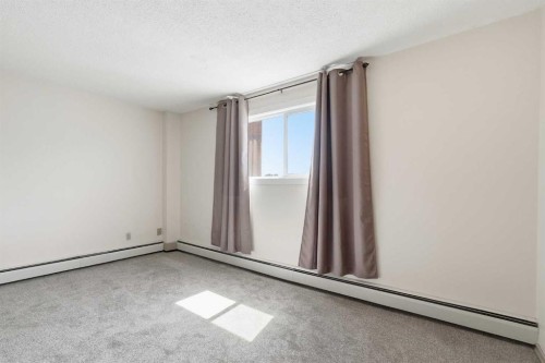 655 4 Avenue Ne, Calgary, AB - Indoor Photo Showing Other Room