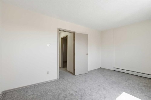 655 4 Avenue Ne, Calgary, AB - Indoor Photo Showing Other Room