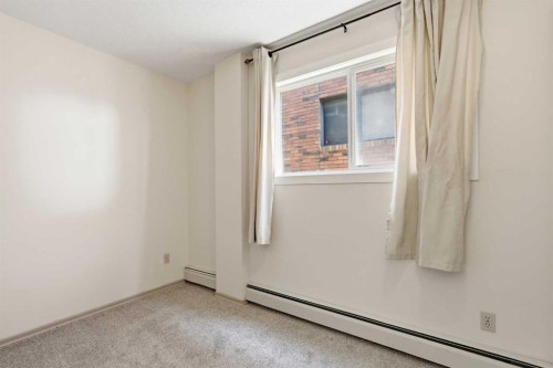 655 4 Avenue Ne, Calgary, AB - Indoor Photo Showing Other Room