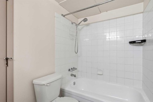 655 4 Avenue Ne, Calgary, AB - Indoor Photo Showing Bathroom