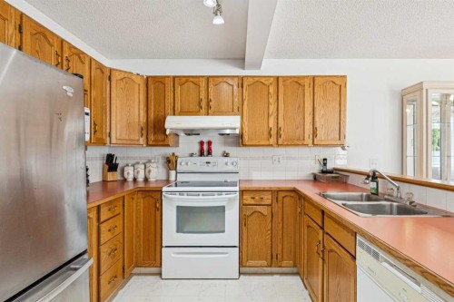 10521 Hidden Valley Drive Nw, Calgary, AB - Indoor Photo Showing Kitchen With Double Sink