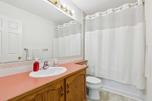 10521 Hidden Valley Drive Nw, Calgary, AB - Indoor Photo Showing Bathroom