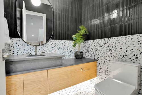 20 27 Avenue Sw, Calgary, AB - Indoor Photo Showing Bathroom