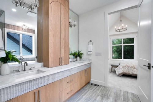 20 27 Avenue Sw, Calgary, AB - Indoor Photo Showing Bathroom