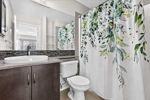 77 Kinlea Way Nw, Calgary, AB - Indoor Photo Showing Bathroom