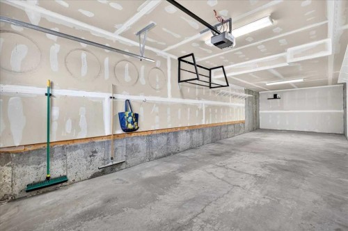 77 Kinlea Way Nw, Calgary, AB - Indoor Photo Showing Garage