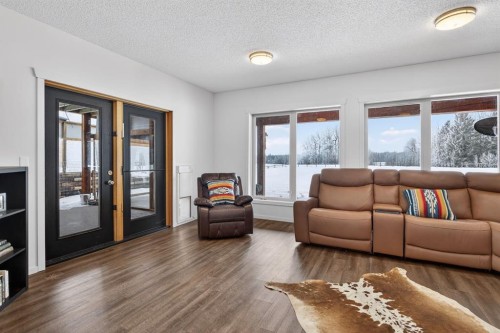 3-4535 Township Road 320, Rural Mountain View County, AB - Indoor Photo Showing Living Room