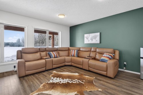 3-4535 Township Road 320, Rural Mountain View County, AB - Indoor Photo Showing Living Room