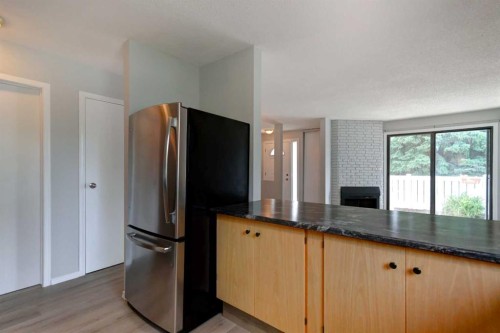 37-3015 51 Street Sw, Calgary, AB - Indoor Photo Showing Kitchen