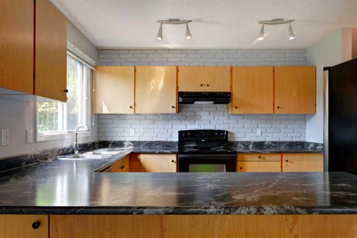 37-3015 51 Street Sw, Calgary, AB - Indoor Photo Showing Kitchen