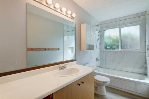37-3015 51 Street Sw, Calgary, AB - Indoor Photo Showing Bathroom