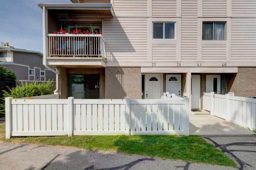 37-3015 51 Street Sw, Calgary, AB - Outdoor