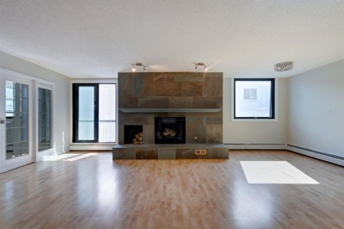602-215 14 Avenue Sw, Calgary, AB - Indoor Photo Showing Living Room With Fireplace