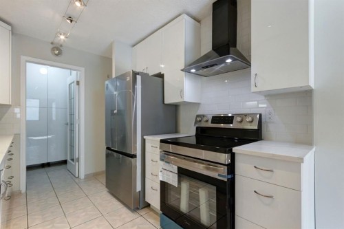 602-215 14 Avenue Sw, Calgary, AB - Indoor Photo Showing Kitchen