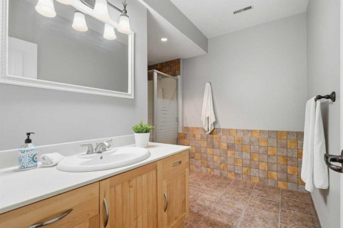 75 Royal Abbey Rise Nw, Calgary, AB - Indoor Photo Showing Bathroom