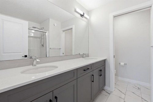 34 Belvedere Green Se, Calgary, AB - Indoor Photo Showing Bathroom