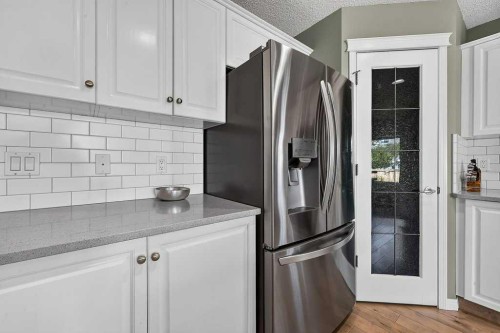 141 Douglas Glen Manor Se, Calgary, AB - Indoor Photo Showing Kitchen
