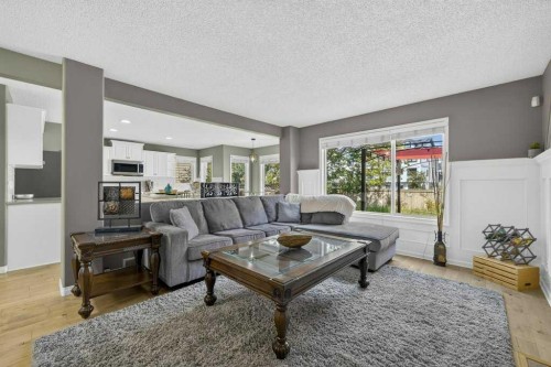 141 Douglas Glen Manor Se, Calgary, AB - Indoor Photo Showing Living Room