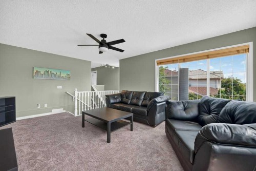 141 Douglas Glen Manor Se, Calgary, AB - Indoor Photo Showing Living Room